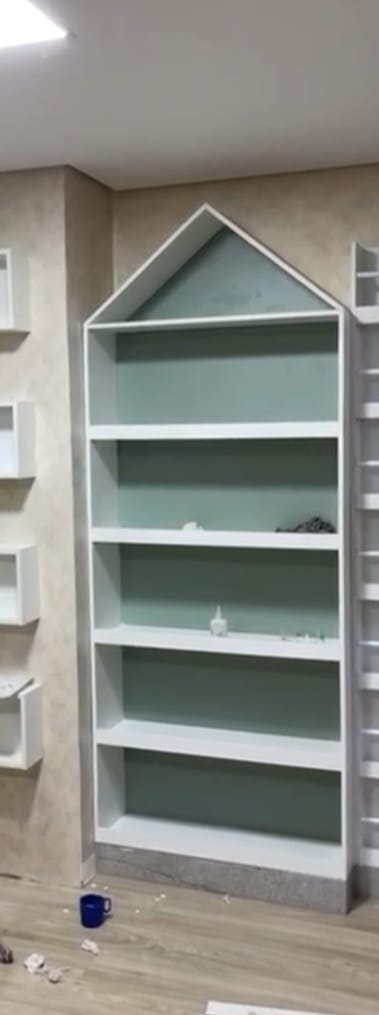 Estante em MDF Moscatel com fundo azul 900x2220x300